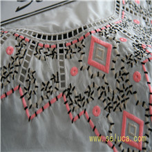 专业大机绣机生产的亮片绣花布批发 75D*75D服装女装面料 欧美风